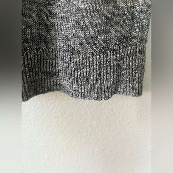 Vince V Neck Heather Grey Linen Sweater with Side Slit Women’s Size XS - Picture 12 of 14